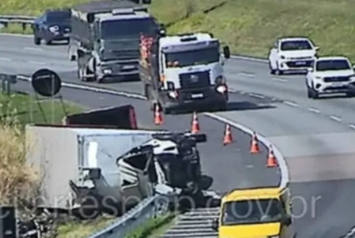  Caminhão tomba na Bandeirantes, próximo ao Hopi Hari